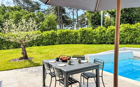 La Tour Bourgerel avec Piscine: Möbel, Gartenmöbel, Tabelle, Stuhl, Küche & Esszimmer Tisch, Tisch Im Freien, Schwimmbad, Garten, Schatten, Terrasse