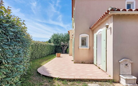 Villa la Pivoine: Strauch, Wohngebiet, Zuhause, Haus, Garten, Estate, Landscaping, Auffahrt, Garten, Hazienda