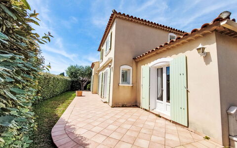 Villa la Pivoine: Wohngebiet, Zuhause, Haus, Tür, Auffahrt, Vorort, Estate, Landscaping, Walkway, Farbe