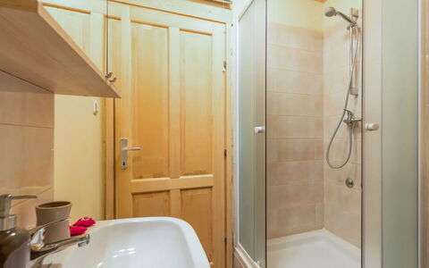 Lea: Interior Design, Armatur, Flooring, Holz, Badezimmer, Fussboden, Bad Sink, Zimmer, Decke, Installation