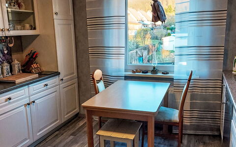 Ludmilla: Möbel, Flooring, Interior Design, Holz, Fussboden, Stuhl, Küche, Tabelle, Countertop, Küche & Esszimmer Tisch