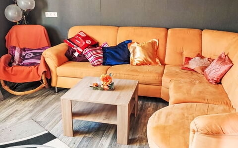 Ludmilla: Möbel, Couch, Interior Design, Flooring, Holz, Fussboden, Wohnzimmer, Textil, Zimmer, Beleuchtung