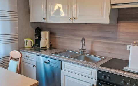 Ludmilla: Küche, Küchengerät, Countertop, Cabinetry, Major Appliance, Spüle, Flooring, Holz, Interior Design, Haushaltsgerät