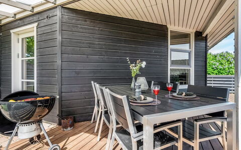 Terttu - 250M from the Sea: Holz, Zuhause, Veranda, Deck, Hartholz, Dach, Holzbeize, Holzboden, Eco Hotel