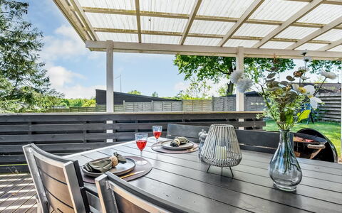 Terttu - 250M from the Sea: Holz, Zuhause, Veranda, Deck, Hartholz, Dach, Holzbeize, Holzboden, Eco Hotel