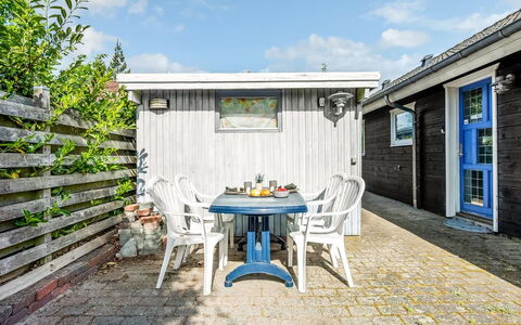 Terttu - 250M from the Sea: Holz, Zuhause, Veranda, Deck, Hartholz, Dach, Holzbeize, Holzboden, Eco Hotel