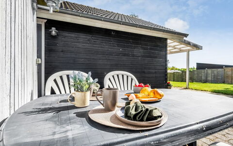 Terttu - 250M from the Sea: Holz, Zuhause, Veranda, Deck, Hartholz, Dach, Holzbeize, Holzboden, Eco Hotel