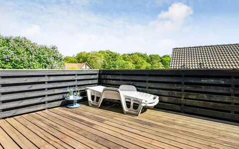 Terttu - 250M from the Sea: Holz, Zuhause, Veranda, Deck, Hartholz, Dach, Holzbeize, Holzboden, Eco Hotel