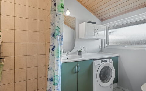 Anline - 600M to the Fjord: Interior Design, Decke, Wohnung, Flooring, Möbel, Fussboden, Zimmer, Beleuchtung, Zuhause, Couch