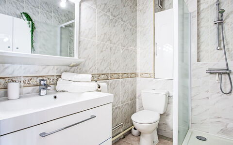 Les Rives du Soleil: Badezimmer, Armatur, Flooring, Interior Design, Fussboden, Sinken, Toilette, Bad Sink, Zapfhahn, Installation