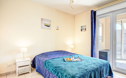 Les Rives du Soleil: Möbel, Bett, Interior Design, Schlafzimmer, Fussboden, Flooring, Holz, Decke, Bettdecke, Zimmer