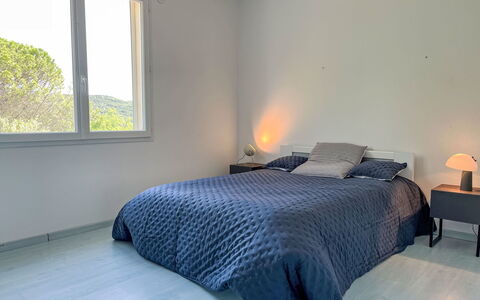 Castellas: Bett, Schlafzimmer, Möbel, Bedding, Interior Design, Bettdecke, Fussboden, Flooring, Holz, Linens