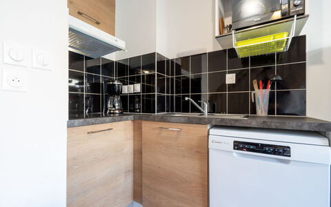 La Dune: Küche, Küchengerät, Countertop, Major Appliance, Interior Design, Flooring, Cabinetry, Fussboden, Zimmer, Haushaltsgerät