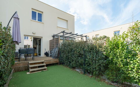 La Dune: Strauch, Garten, Wohngebiet, Ground, Hinterhof, Landscaping, Hof, Schatten, Rasen