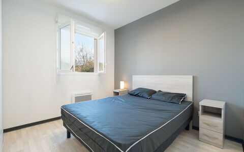 La Dune: Bett, Schlafzimmer, Möbel, Interior Design, Bedding, Bettdecke, Wand, Flooring, Fussboden, Zimmer