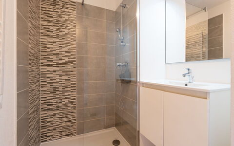 La Dune: Flooring, Badezimmer, Fussboden, Armatur, Interior Design, Fliese, Installation, Badezimmerschrank, Verbundwerkstoff, Spiegel