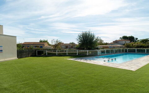 La Dune: Gras, Schwimmbad, Garten, Grundstueck, Rasen, Schatten, Landscaping, Hinterhof, Kunstrasen