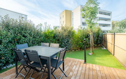 La Dune: Garten, Schatten, Landscaping, Hinterhof, Garten, Rasen, Hof, Eco Hotel, Balkon, Kunstrasen