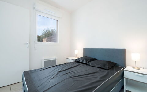 La Dune: Bett, Schlafzimmer, Möbel, Interior Design, Bedding, Bettdecke, Decke, Zimmer, Fussboden, Beleuchtung