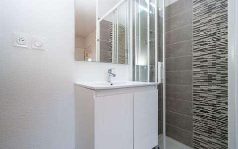 La Dune: Flooring, Fussboden, Wand, Interior Design, Badezimmer, Armatur, Fliese, Decke, Badezimmerschrank, Bad Sink