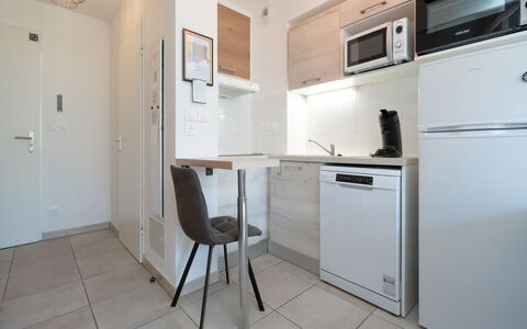 La Dune: Interior Design, Möbel, Flooring, Countertop, Fussboden, Major Appliance, Zimmer, Cabinetry, Küche, Zuhause
