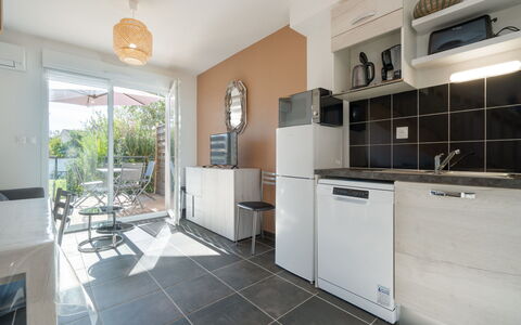 La Dune: Möbel, Holz, Interior Design, Flooring, Küche, Cabinetry, Fussboden, Zimmer, Major Appliance, Schrank