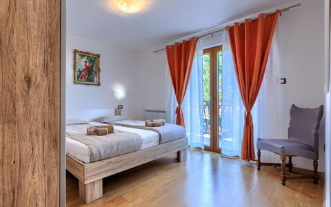 Mauro: Möbel, Holz, Interior Design, Flooring, Küche, Cabinetry, Fussboden, Zimmer, Major Appliance, Schrank