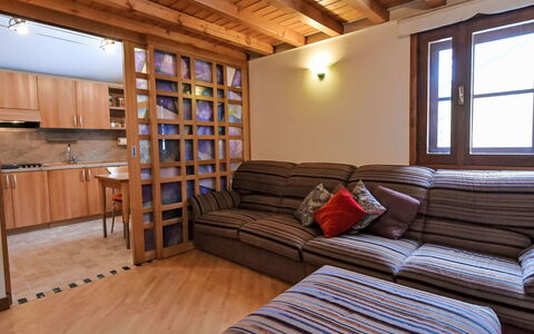 Cascata: Möbel, Holz, Interior Design, Flooring, Küche, Cabinetry, Fussboden, Zimmer, Major Appliance, Schrank