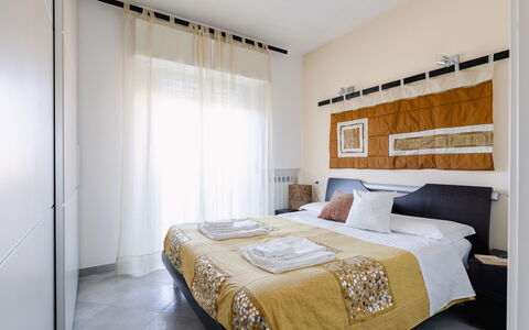 Suite Artemare: Bett, Möbel, Schlafzimmer, Interior Design, Bedding, Bettdecke, Wand, Fussboden, Holz, Flooring