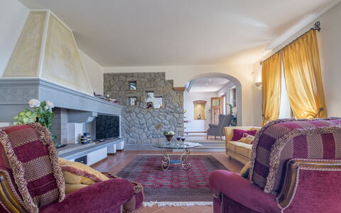 Villa Alessia Luxury: Möbel, Interior Design, Flooring, Fussboden, Couch, Decke, Zimmer, Wohnzimmer, Beleuchtung, Tabelle
