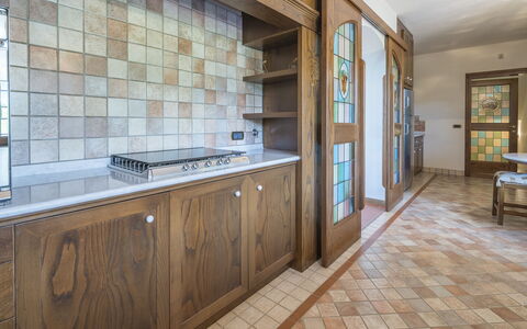 Villa Alessia Luxury: Flooring, Interior Design, Holz, Küche, Countertop, Fussboden, Decke, Cabinetry, Beleuchtung, Möbel