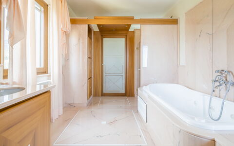 Villa Alessia Luxury: Flooring, Interior Design, Fussboden, Holz, Decke, Armatur, Beleuchtung, Badezimmer, Zuhause, Zapfhahn
