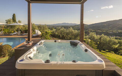 Villa Alessia Luxury: Badewanne, Armatur, Freizeit, Schwimmbad, Resort, Jacuzzi, Eco Hotel, Zimmerpflanze, Design