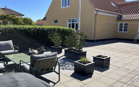 Helemine - 900M from the Sea: Estate, Schatten, Auffahrt, Bauernhaus