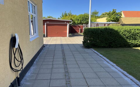 Helemine - 900M from the Sea: Estate, Schatten, Auffahrt, Bauernhaus