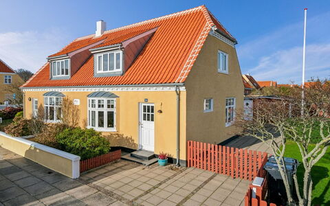 Helemine - 900M from the Sea: Estate, Schatten, Auffahrt, Bauernhaus