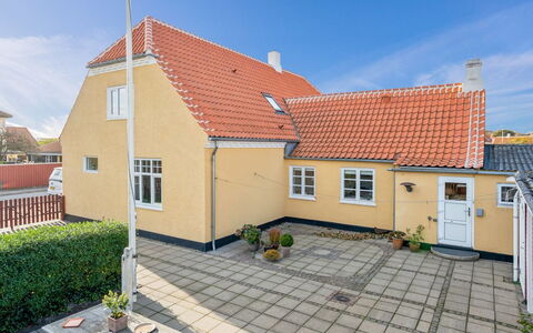 Helemine - 900M from the Sea: Estate, Schatten, Auffahrt, Bauernhaus