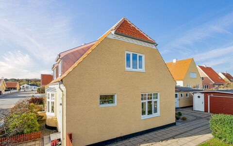 Helemine - 900M from the Sea: Estate, Schatten, Auffahrt, Bauernhaus