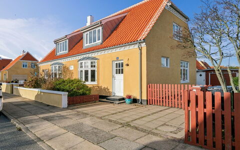 Helemine - 900M from the Sea: Estate, Schatten, Auffahrt, Bauernhaus