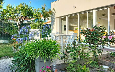 Le Paradou: Blume, Strauch, Garten, Schatten, Blumentopf, Stuhl, Garten, Zimmerpflanze, Landscaping