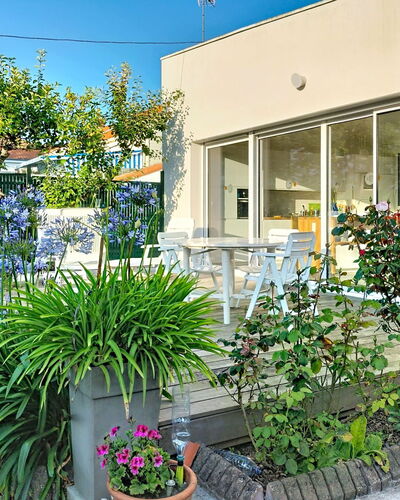 Le Paradou: Blume, Strauch, Garten, Schatten, Blumentopf, Stuhl, Garten, Zimmerpflanze, Landscaping