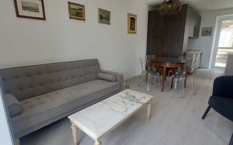 Central Design Flat With Parking, Bogliasco: Möbel, Flooring, Fussboden, Interior Design, Holz, Holzboden, Zimmer, Wohnzimmer, Couch, Beleuchtung