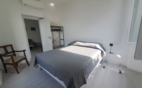 Central Design Flat With Parking, Bogliasco: Möbel, Bett, Fussboden, Schlafzimmer, Flooring, Interior Design, Bettdecke, Bedding, Holz, Zimmer