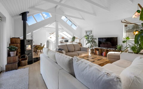 Hughe - 1.3Km from the Sea: Holz, Möbel, Wohnung, Zimmer, Decke, Holzbeize, Stuhl, Hartholz, Lack, Holz