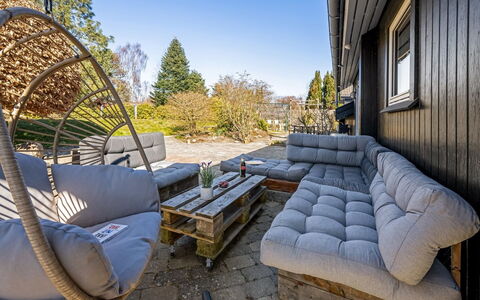 Hughe - 1.3Km from the Sea: Holz, Möbel, Wohnung, Zimmer, Decke, Holzbeize, Stuhl, Hartholz, Lack, Holz