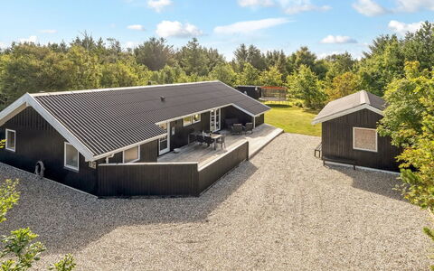 Onni - 2.3Km from the Sea: Holz, Zuhause, Veranda, Deck, Hartholz, Dach, Holzbeize, Holzboden, Eco Hotel