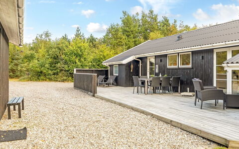 Onni - 2.3Km from the Sea: Holz, Zuhause, Veranda, Deck, Hartholz, Dach, Holzbeize, Holzboden, Eco Hotel