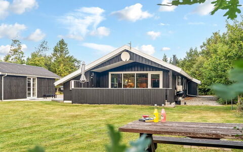 Onni - 2.3Km from the Sea: Holz, Zuhause, Veranda, Deck, Hartholz, Dach, Holzbeize, Holzboden, Eco Hotel