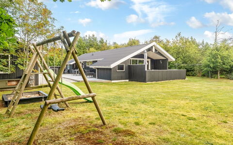 Onni - 2.3Km from the Sea: Holz, Zuhause, Veranda, Deck, Hartholz, Dach, Holzbeize, Holzboden, Eco Hotel