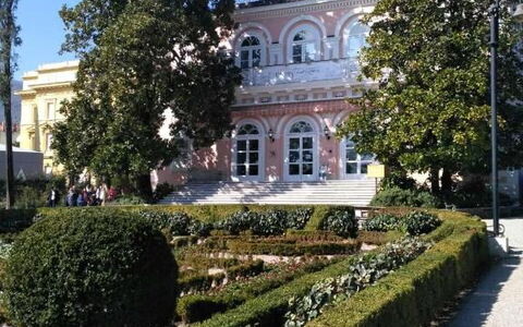 Appartamento Central Sea View Opatija: Strauch, Garten, Estate, Hazienda, Landscaping, Villa, Garten, Palast, Hecke, Offizieller Wohnsitz